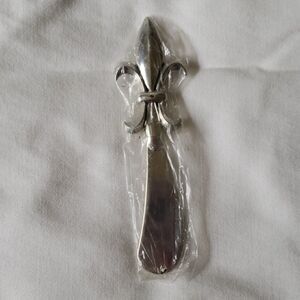 Fleur de lis spreading knife